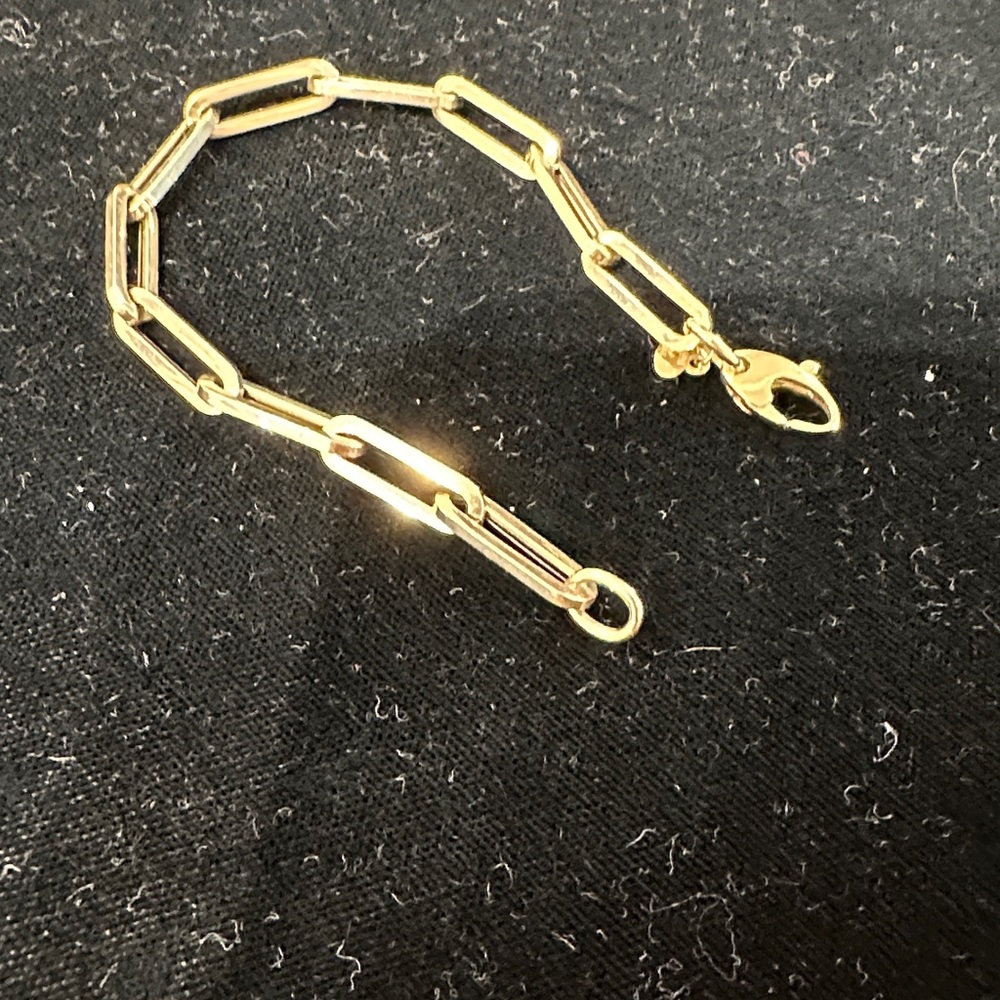 Elegant 14 kt Gold large link Bracelet 
Pair other bracelets or on its own. - Picture 2 of 7